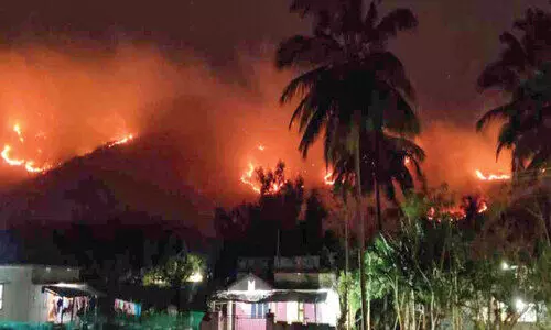 കാ​റ്റ് വീ​ശു​ന്നു; തീ ​പ​ട​രു​ന്നു