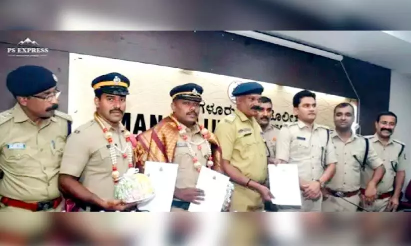 കൊലക്കേസ് പ്രതിയെ അറസ്റ്റ് ചെയ്ത കാസർകോട് പൊലീസിന് കർണാടക പൊലീസിന്റെ ആദരം കൊലക്കേസ് പ്രതിയെ അറസ്റ്റ് ചെയ്ത കാസർകോട് പൊലീസിന് കർണാടക പൊലീസിന്റെ ആദരം