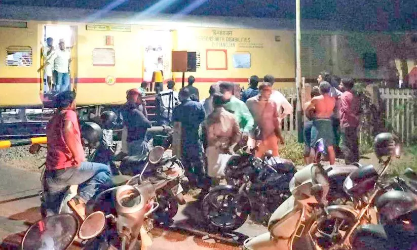 യാത്രക്കാർ ചങ്ങല വലിച്ചു; മലബാർ എക്സ്പ്രസ് ഇരിങ്ങലിൽ 17 മിനിറ്റ് നിർത്തിയിട്ടു