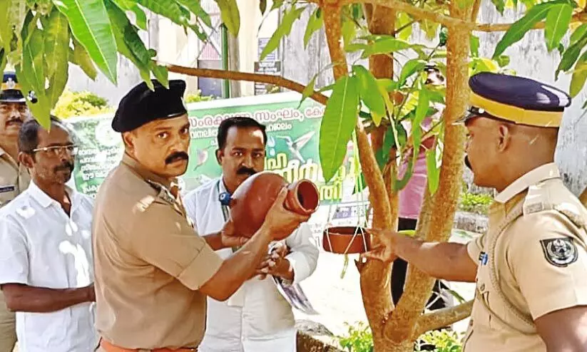 ക​ത്തു​ന്ന വേ​ന​ലി​ൽ കി​ളി​ക​ൾ​ക്ക് സ്നേ​ഹ​ത്ത​ണ്ണീ​ർ ഒരു​ക്കി തൃ​ശൂ​ർ ജി​ല്ല ജ​യി​ൽ