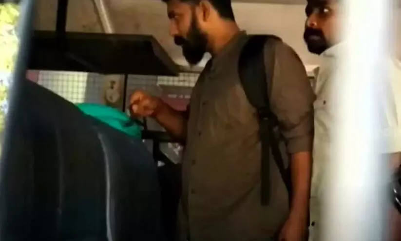 ആകാശ് തില്ലങ്കേരിയെയും ജിജോയെയും വിയ്യൂർ ജയിലിലേക്ക് മാറ്റി ആകാശ് തില്ലങ്കേരിയെയും ജിജോയെയും വിയ്യൂർ ജയിലിലേക്ക് മാറ്റി