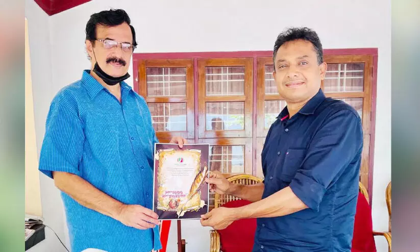 ‘മണമുള്ള മണലെഴുത്ത്’: കവർപേജിന്റെ ഛായാചിത്രം പ്രകാശനം ‘മണമുള്ള മണലെഴുത്ത്’: കവർപേജിന്റെ ഛായാചിത്രം പ്രകാശനം