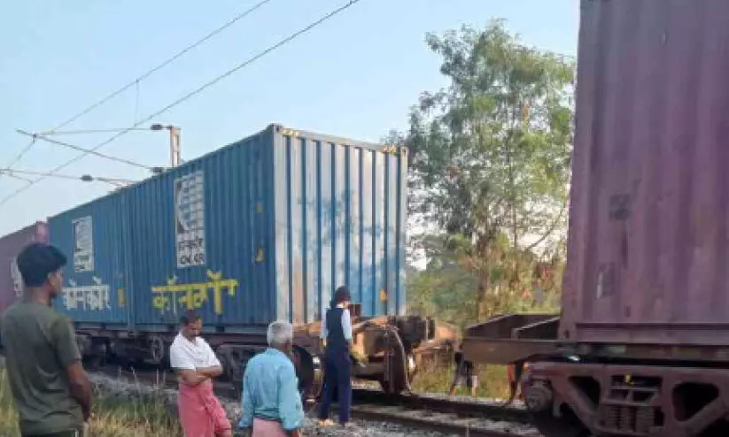 ഓടുന്ന ചരക്കു ട്രെയിനിന്റെ ബോഗികൾ വേർപെട്ടു ഓടുന്ന ചരക്കു ട്രെയിനിന്റെ ബോഗികൾ വേർപെട്ടു