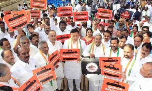 വിരുപക്ഷപ്പയുടെ വീട്ടില​ും റെയ്ഡ്; പണവും സ്വർണവും പിടിച്ചെടുത്തു