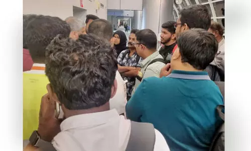 കൊച്ചി വിമാനം വൈകി; യാത്രക്കാർ 22 മണിക്കൂർ വിമാനത്താവളത്തിൽ കൊച്ചി വിമാനം വൈകി; യാത്രക്കാർ 22 മണിക്കൂർ വിമാനത്താവളത്തിൽ