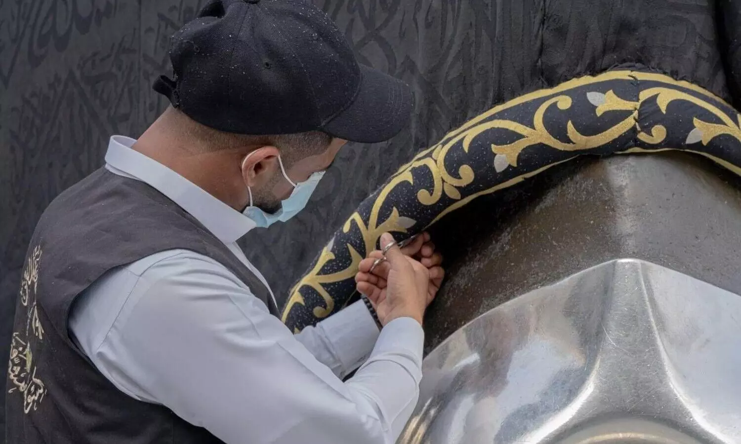 ‘ഹജ്റുൽ അസ്​വദി’നും ചുറ്റും അലങ്കാര തുന്നലുള്ള തുണി മാറ്റിസ്ഥാപിച്ചു