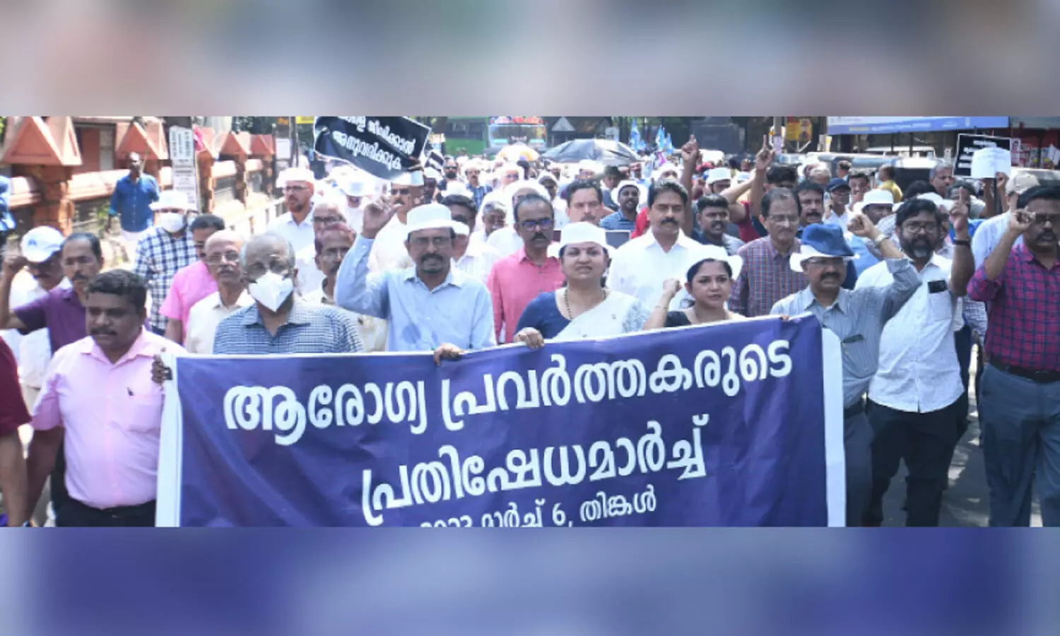 കോഴിക്കോട്ട് പണിമുടക്കി ഡോക്ടർമാർ തെരുവിൽ; ആ​ശു​പ​ത്രി​ക​ൾ സ്തം​ഭി​ച്ചു