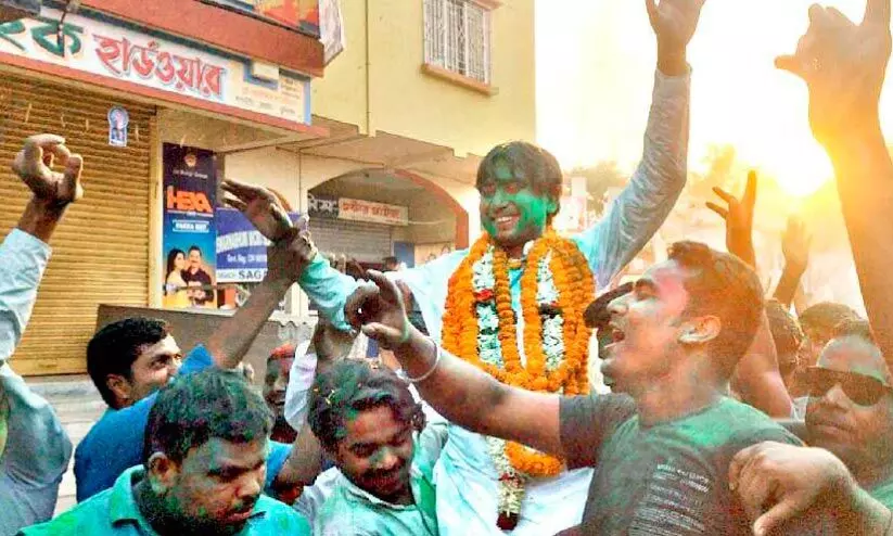 ബംഗാളിലെ കാറ്റ് മാറ്റത്തിന്റേതോ?