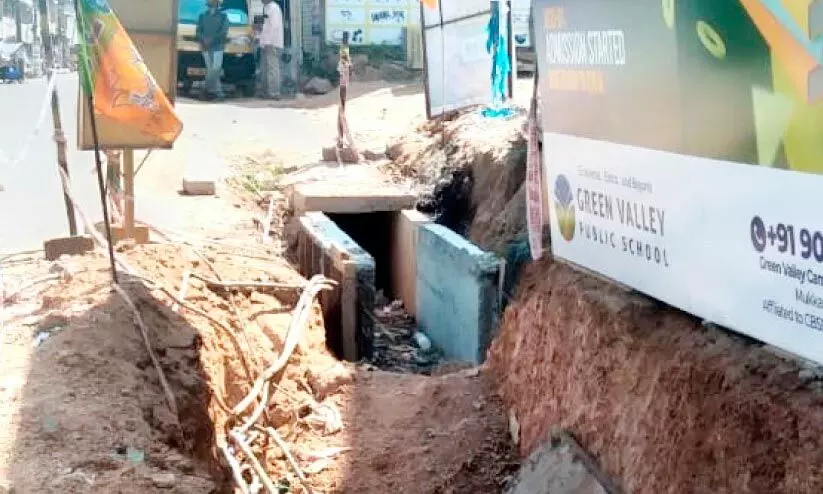 പാതിവഴിയിലായി റോഡ് നവീകരണം: യാത്ര ദുഷ്കരം, പൊടിശല്യത്തിൽ പൊ​റു​തി​മു​ട്ടി നാട്ടുകാർ