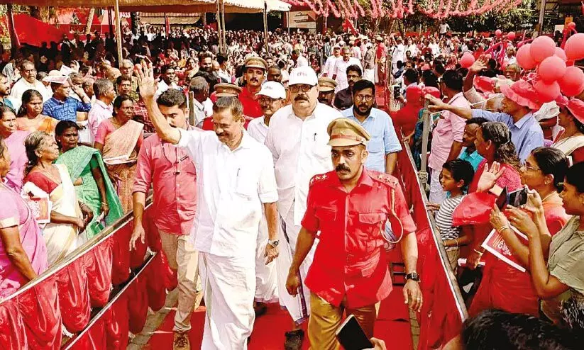 ആ​വേ​ശം പ​ട​ർ​ത്തി ജ​ന​കീ​യ പ്ര​തി​രോ​ധ ജാ​ഥ