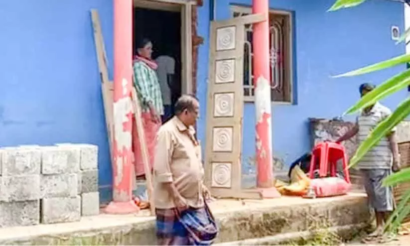 പടയപ്പ ബസ് ആക്രമിച്ചു; അരിക്കൊമ്പൻ വീട് തകർത്തു പടയപ്പ ബസ് ആക്രമിച്ചു; അരിക്കൊമ്പൻ വീട് തകർത്തു