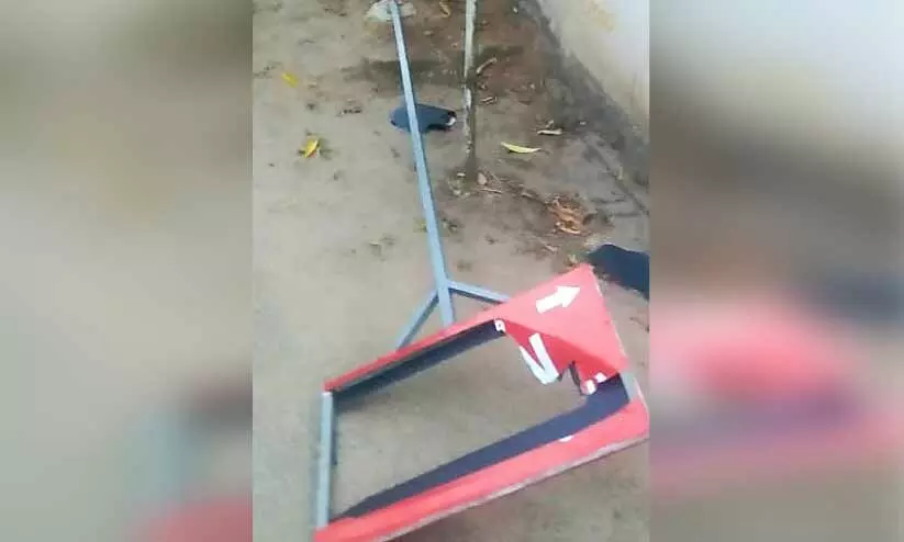 സി.കെ. ആശ എം.എല്.എയുടെ വീട്ടിലേക്കുള്ള ദിശാബോര്ഡ് നശിപ്പിച്ചു സി.കെ. ആശ എം.എല്.എയുടെ വീട്ടിലേക്കുള്ള ദിശാബോര്ഡ് നശിപ്പിച്ചു