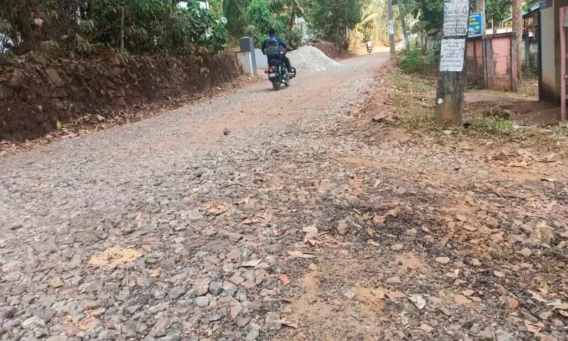 ടാറിങ്ങിനായി റോഡ് കുത്തിപ്പൊളിച്ചിട്ട് മാസങ്ങൾ; മണക്കാട്ട് മുക്ക്-അശ്വതി ജങ്​ഷൻ റോഡിൽ യാത്ര ദുഷ്കരം