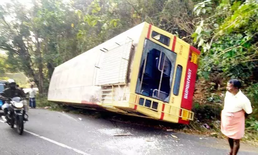 കെ.എസ്.ആർ.ടി.സി ബസ് മറിഞ്ഞ് ഏഴുപേർക്ക് പരിക്ക്