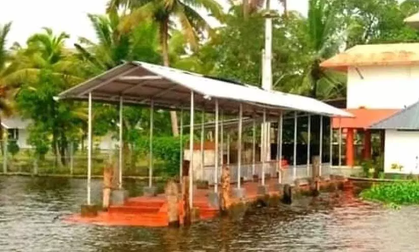 മുഹമ്മ-കുമരകം ജലപാതയിൽ ബോട്ടില്ല; യാത്രാദുരിതം ഇരട്ടി