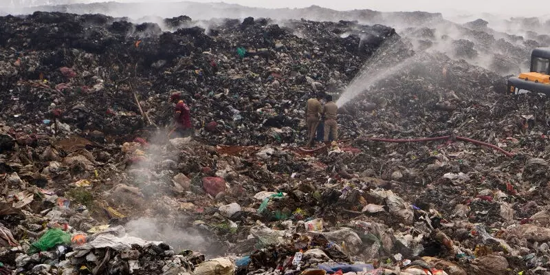 ബ്രഹ്‌മപുരം തീപിടിത്തം; പുക ശമിപ്പിക്കാന്‍ ശ്രമം തുടരുന്നു