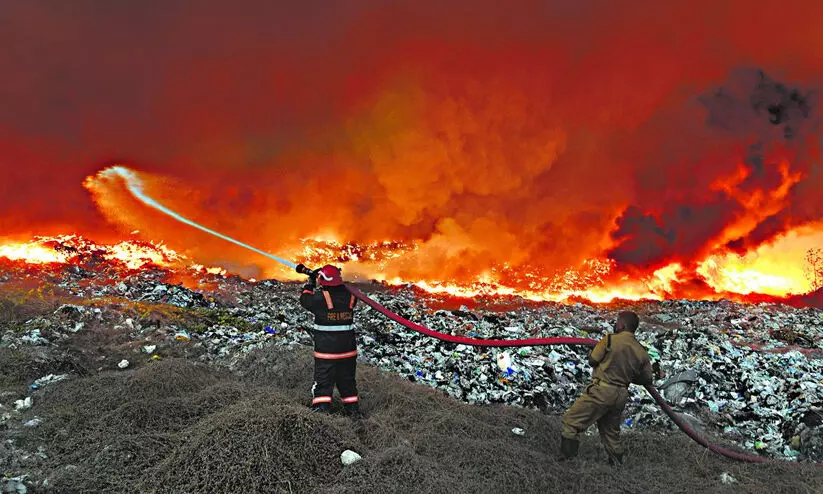 ബ്രഹ്‌മപുരം മാലിന്യ തീപിടിത്തം; കൊച്ചിയിലെ സ്കൂളുകൾക്ക് നാളെയും അവധി