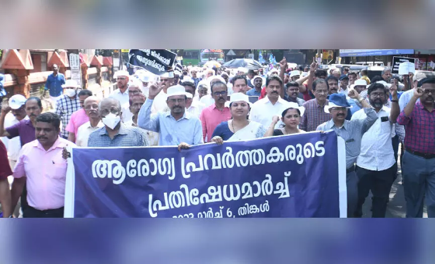 കോഴിക്കോട്ട് പണിമുടക്കി ഡോക്ടർമാർ തെരുവിൽ; ആ​ശു​പ​ത്രി​ക​ൾ സ്തം​ഭി​ച്ചു