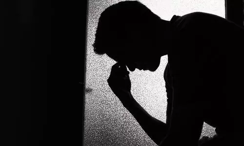 ഭാര്യയുടെ വീടിനു മുന്നിൽ ഭർത്താവിന്റെ ആത്മഹത്യശ്രമം