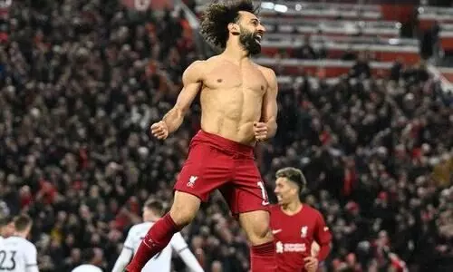 നൂറ്റാണ്ടിലെ തോൽവിയിൽ നാണംകെട്ട് യുനൈറ്റഡ്; ആൻഫീൽഡിൽ സലാഹ് ചിറകേറി ചെമ്പടയോട്ടം