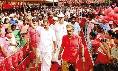 ആ​വേ​ശം പ​ട​ർ​ത്തി ജ​ന​കീ​യ പ്ര​തി​രോ​ധ ജാ​ഥ