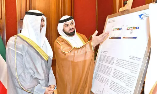 ദേ​ശീ​യ​ദി​ന സ്മ​ര​ണി​ക സ്റ്റാ​മ്പ് കൈ​മാ​റി