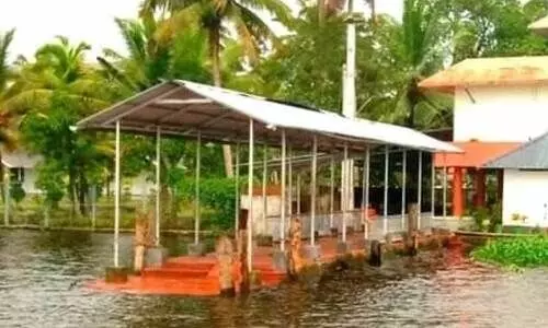 മുഹമ്മ-കുമരകം ജലപാതയിൽ ബോട്ടില്ല; യാത്രാദുരിതം ഇരട്ടി മുഹമ്മ-കുമരകം ജലപാതയിൽ ബോട്ടില്ല; യാത്രാദുരിതം ഇരട്ടി