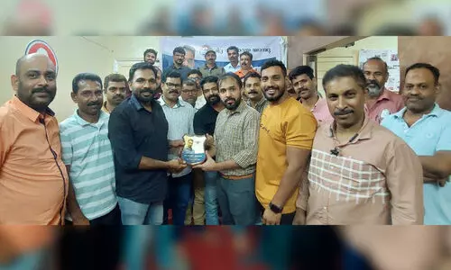 നൗ​ഷാ​ദ് താ​യ​ത്തി​ന്​ ജി​ദ്ദ ന​വോ​ദ​യ യാം​ബു ഏ​രി​യ യാ​ത്ര​യ​യ​പ്പ് ന​ൽ​കി