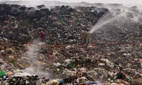 ബ്രഹ്‌മപുരം തീപിടിത്തം; പുക ശമിപ്പിക്കാന്‍ ശ്രമം തുടരുന്നു