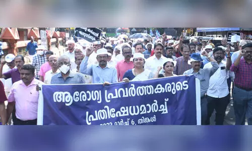 കോഴിക്കോട്ട് പണിമുടക്കി ഡോക്ടർമാർ തെരുവിൽ; ആ​ശു​പ​ത്രി​ക​ൾ സ്തം​ഭി​ച്ചു