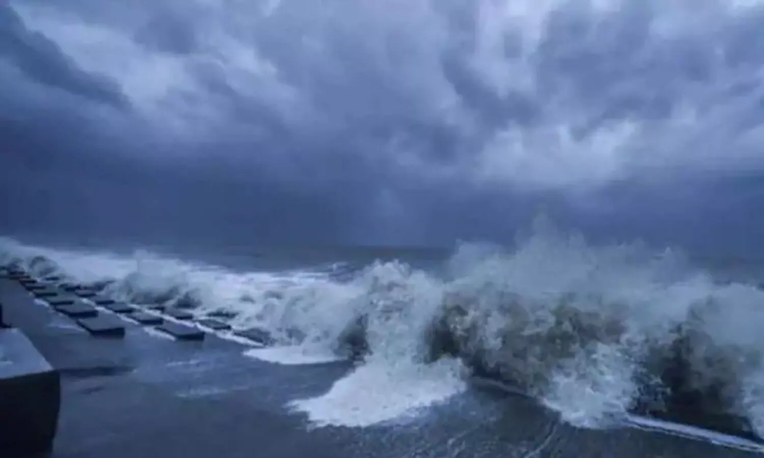 കേരളാ തീരത്ത് 2.3 മീറ്റര്‍ വരെ തിരമാലകള്‍ ഉയരാം; ജാഗ്രതാ നിര്‍ദേശം