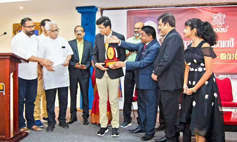 മാ​ധ​വ​ൻ പാ​ടി അ​നു​സ്മ​ര​ണ​വും അ​വാ​ർ​ഡ് വി​ത​ര​ണ​വും