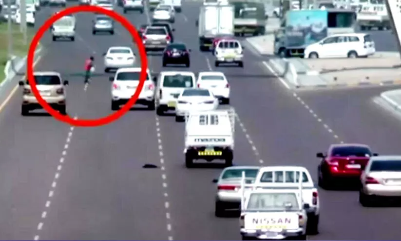 തോന്നുംവിധം റോഡ് ക്രോസ് ചെയ്യരുത്; 400 ദിര്ഹം പിഴചുമത്തും തോന്നുംവിധം റോഡ് ക്രോസ് ചെയ്യരുത്; 400 ദിര്ഹം പിഴചുമത്തും