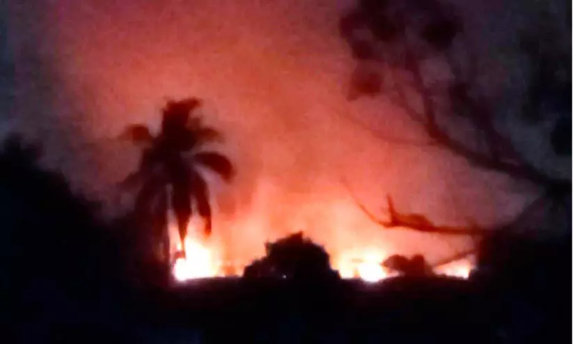 വഴിനീളെ തീ...പുഴക്കലിൽ വൻ തീപിടിത്തം വഴിനീളെ തീ...പുഴക്കലിൽ വൻ തീപിടിത്തം