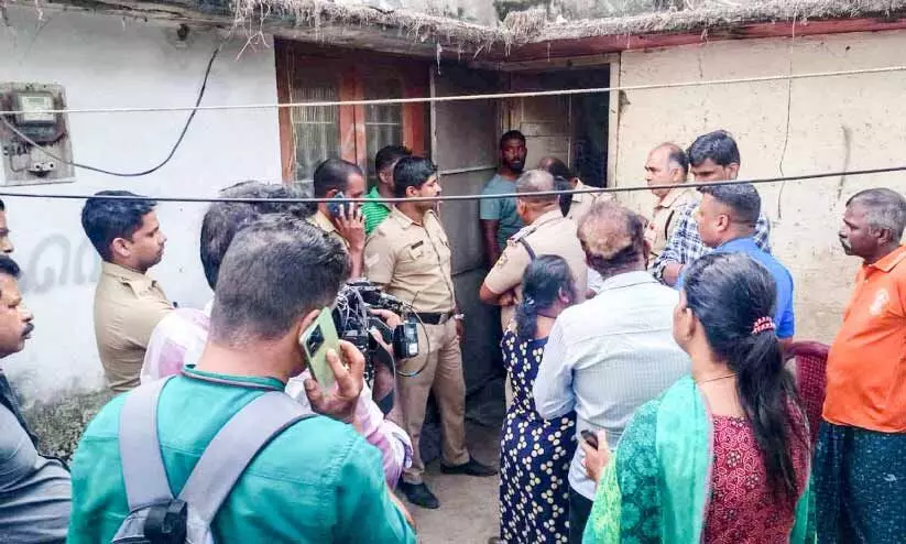 കിടപ്പാടം ജപ്തി ചെയ്യാനെത്തി; ആത്മഹത്യ ഭീഷണിയുമായി വീട്ടമ്മ