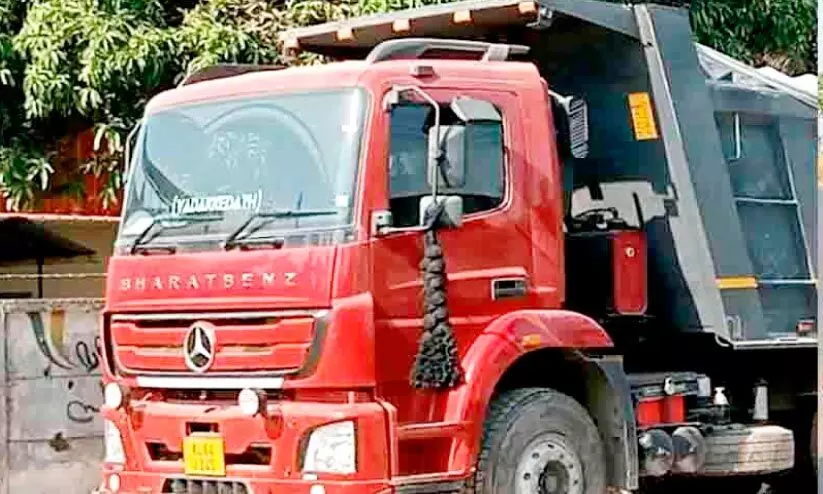 അ​മി​ത​ഭാ​ര​വു​മാ​യി ടി​പ്പ​ർ ലോ​റി; 29,500 രൂ​പ പി​ഴ