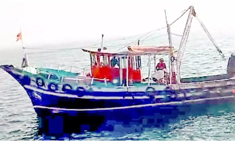 തീരത്തോട് ചേർന്ന് ട്രോളിങ്; ​രണ്ട് ബോട്ടുകൾ പിടികൂടി