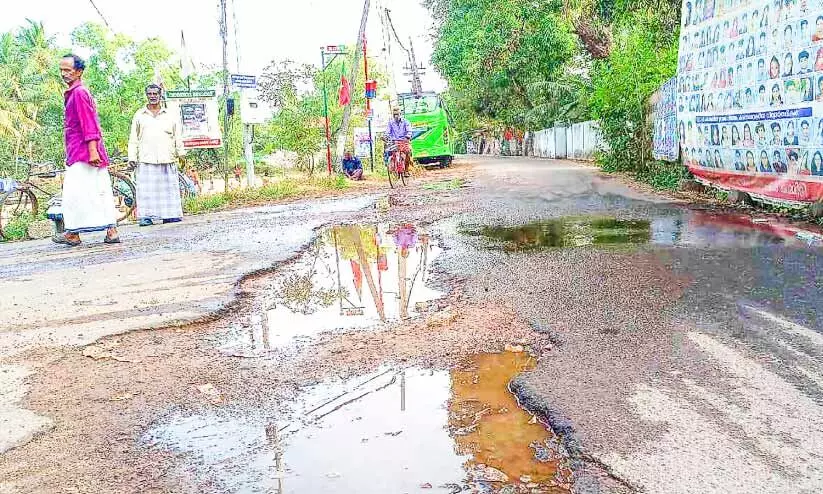 അ​മ്പ​ല​പ്പു​ഴയിൽ പൈ​പ്പ് പൊ​ട്ടി കു​ടി​വെ​ള്ളം പാ​ഴാ​കു​ന്നു; തി​രി​ഞ്ഞു​നോ​ക്കാ​തെ അ​ധി​കൃ​ത​ർ