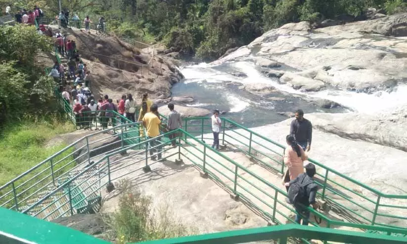 സ​ഞ്ചാ​രി​ക​ളെ മാ​ടി​വി​ളി​ച്ച്​ ശ്രീ​നാ​രാ​യ​ണ​പു​രം