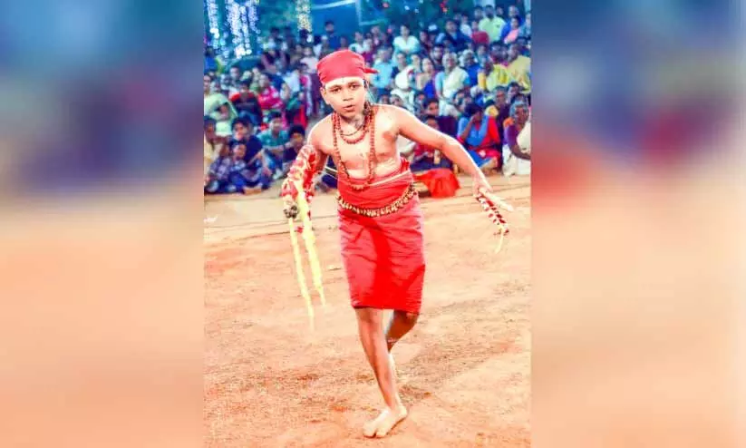 വെളിച്ചപ്പാടായി കളത്തിലെത്തി പന്ത്രണ്ടുകാരൻ ആദിദേവ് വെളിച്ചപ്പാടായി കളത്തിലെത്തി പന്ത്രണ്ടുകാരൻ ആദിദേവ്