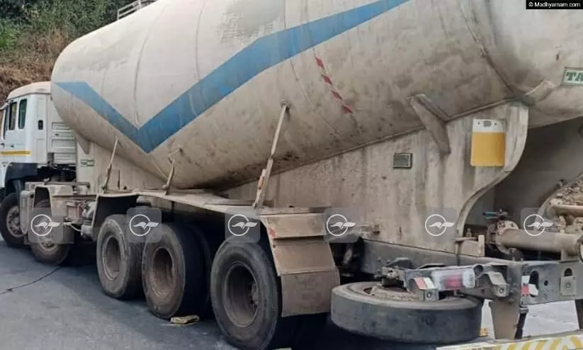 വയനാട് ചുരത്തിൽ കോൺക്രീറ്റ് മിക്സിങ് ലോറി കുടുങ്ങി