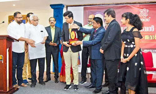 മാ​ധ​വ​ൻ പാ​ടി അ​നു​സ്മ​ര​ണ​വും അ​വാ​ർ​ഡ് വി​ത​ര​ണ​വും