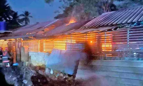 കുന്ദമംഗലത്ത് ഹോട്ടലിൽ തീപിടിത്തം കുന്ദമംഗലത്ത് ഹോട്ടലിൽ തീപിടിത്തം