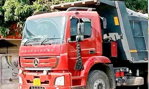 അ​മി​ത​ഭാ​ര​വു​മാ​യി ടി​പ്പ​ർ ലോ​റി; 29,500 രൂ​പ പി​ഴ