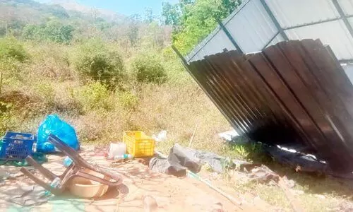 വ​യോ​ധി​ക​ന്റെ പെ​ട്ടി​ക്ക​ട ത​ക​ർ​ത്ത​താ​യി പ​രാ​തി