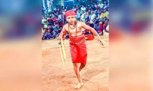 വെളിച്ചപ്പാടായി കളത്തിലെത്തി പന്ത്രണ്ടുകാരൻ ആദിദേവ് വെളിച്ചപ്പാടായി കളത്തിലെത്തി പന്ത്രണ്ടുകാരൻ ആദിദേവ്