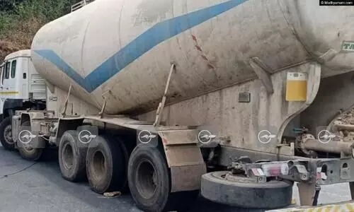 വയനാട് ചുരത്തിൽ കോൺക്രീറ്റ് മിക്സിങ് ലോറി കുടുങ്ങി