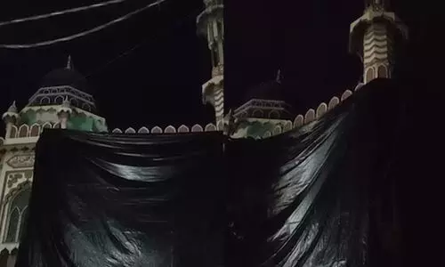 ഹോളി ആഘോഷത്തിനിടെ നിറംപൂശാതിരിക്കാൻ അലിഗഡിൽ മസ്ജിദ് ടാർപോളിൻ ഷീറ്റു​കൊണ്ട് മറച്ചു