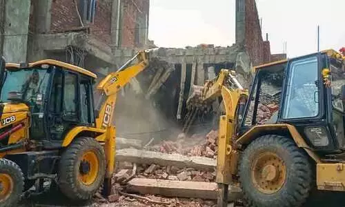 മുഖ്താർ അൻസാരിയുടെ സഹായികളുടെ വീട്  തകർത്ത് വീണ്ടും യോഗി സർക്കാർ