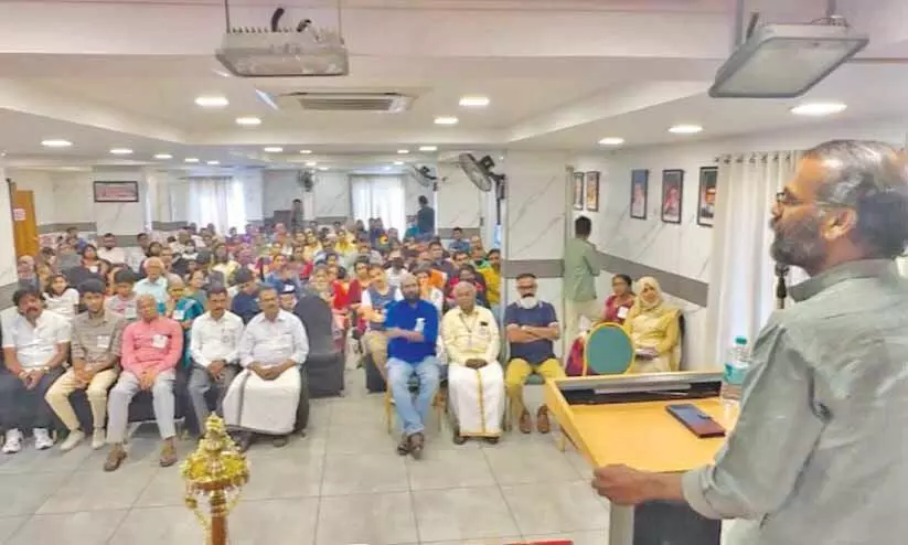 ഒരു ജനതയുടെ ആധികാരികതയുടെ പേരാണ് മാതൃഭാഷ -സുനിൽ പി. ഇളയിടം ഒരു ജനതയുടെ ആധികാരികതയുടെ പേരാണ് മാതൃഭാഷ -സുനിൽ പി. ഇളയിടം